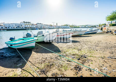 De nombreux bateaux de pêcheurs à quai dans le centre-ville de Tavira, Algarve, Portugal Banque D'Images