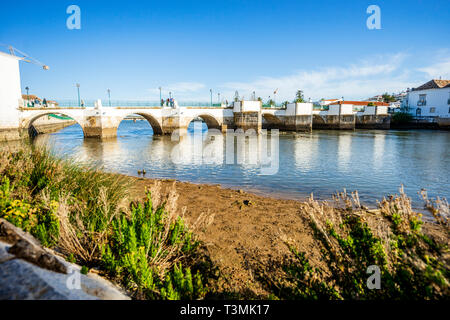 Pont romain sur historique in the Golfer's Paradise River à Tavira, Algarve, Portugal Banque D'Images