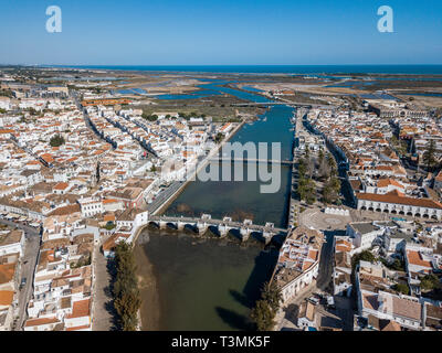 Vue aérienne du pont romain dans la vieille ville de pêcheurs appelée Tavira, Algarve, Portugal Banque D'Images