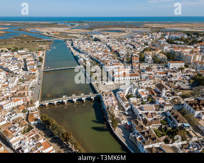 Vue aérienne du pont romain dans la vieille ville de pêcheurs appelée Tavira, Algarve, Portugal Banque D'Images