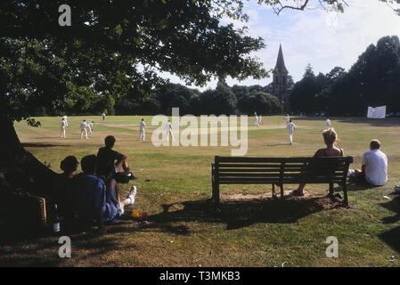 Match de cricket du village au Southborough Cricket Club, Kent, Angleterre, Royaume-Uni Banque D'Images