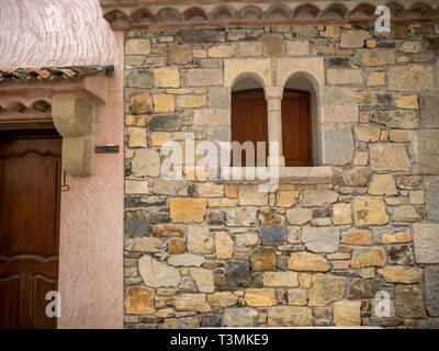 Détail de fenêtre maison médiévale dans petit village rural de la Côte d'Azur Arrière pays Banque D'Images