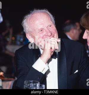 Gert Fröbe deutscher, acteurs et actrices, bei einer Abendveranstaltung, Deutschland ca. 1985. L'acteur allemand Gert Froebe lors d'une soirée événement, Allemagne ca. 1985. Banque D'Images