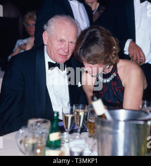 Gert Fröbe, acteurs et actrices, deutscher unterhält sich auf einer Abendveranstaltung, Deutschland ca. 1985. L'acteur allemand Gert Froebe ayant un petit exposé à une soirée, de l'Allemagne ca. 1985. Banque D'Images