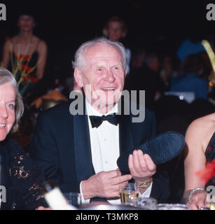 Gert Fröbe deutscher, acteurs et actrices, bei einer Abendveranstaltung, Deutschland ca. 1985. L'acteur allemand Gert Froebe lors d'une soirée événement, Allemagne ca. 1985. Banque D'Images