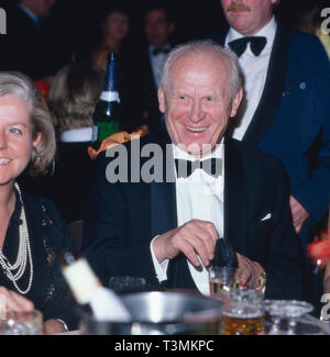 Gert Fröbe deutscher, acteurs et actrices, bei einer Abendveranstaltung, Deutschland ca. 1985. L'acteur allemand Gert Froebe lors d'une soirée événement, Allemagne ca. 1985. Banque D'Images