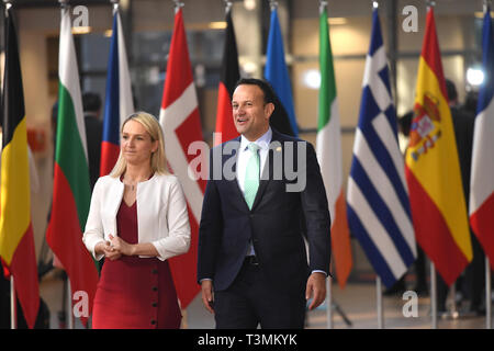 Retransmis PAR DES INFORMATIONS SUPPLÉMENTAIRES Taoiseach Leo Varadkar arrive avec le ministre d'État aux Affaires européennes Helen McEntee lors du Conseil européen de Bruxelles, où les dirigeants de l'Union européenne se réunissent pour discuter de Brexit. Banque D'Images