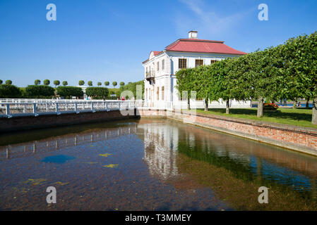 SAINT-PÉTERSBOURG, RUSSIE - Juillet 03, 2015 : Soleil journée de juillet au palais de Marly. Peterhof Banque D'Images