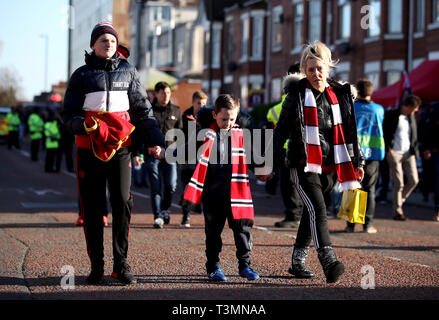 Une vue générale de fans d'arriver au stade de l'avant de l'UEFA Champions League, quart de finale match aller d'abord à Old Trafford, Manchester. Banque D'Images
