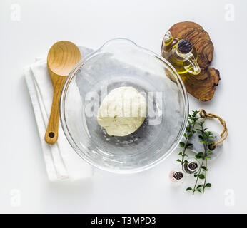 Les pâtes pâte dans un bol en verre sur la table. accueil la cuisson des aliments Les aliments sains. Banque D'Images