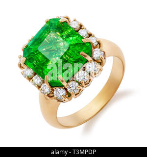 Bague en or avec émeraude et diamants gros isolé sur fond blanc Banque D'Images