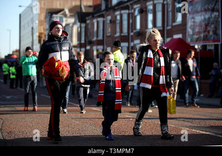 Une vue générale de fans d'arriver au stade de l'avant de l'UEFA Champions League, quart de finale match aller d'abord à Old Trafford, Manchester. Banque D'Images