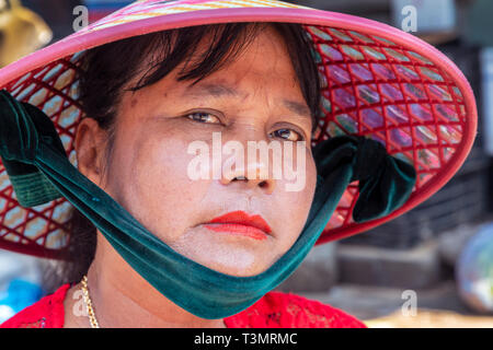 Middle aged vietnamienne portant un sampan traditionnel hat, Hoi An, Quang Nam, Vietnam, Asie Provence Banque D'Images