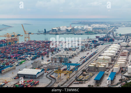 Barcelone, Espagne - 16 novembre 2018 : Vue aérienne du Port de Barcelone et la mer Méditerranée depuis la montagne de Montjuic en image Banque D'Images