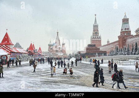 = Attractions touristiques sur la place Rouge dans les fortes chutes de neige  = Aperçu de l'espace de la Place Rouge de l'État Musée Historique de fortes chutes de neige dans le Banque D'Images