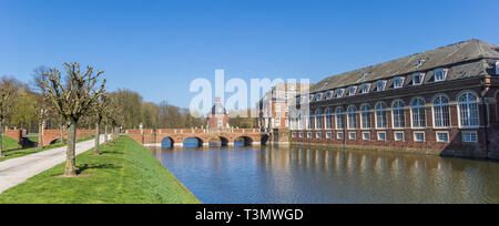 Panorama du pont et le côté du château de Nordkirchen, Allemagne Banque D'Images