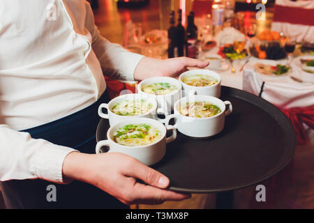 Close up of waiter servant de la nourriture dans un restaurant. Soft focus Banque D'Images
