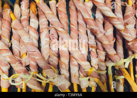 Pâte feuilletée torsadée bâtons avec les tranches de bacon Banque D'Images