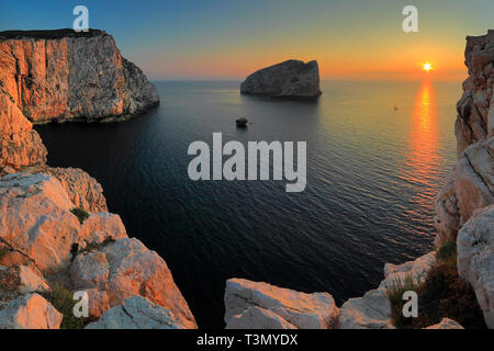 Vue au coucher du soleil de l'énorme des murs verticaux de calcaire des falaises de Capo Caccia, un merveilleux promontoire sur la côte ouest de la Sardaigne en Itali Banque D'Images