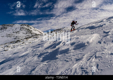 Groupe d'alpinistes gravir et atteindre le sommet de l'une des plus spectaculaires pics dans le Parc National Retezat, Roumanie, le Sommet de Retezat en skis. Banque D'Images