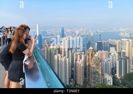 Vue sur la ville à partir de la terrasse Sky 428 sur le Tour de pointe, Pic Victoria, île de Hong Kong, Hong Kong, Chine Banque D'Images