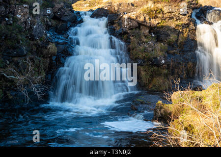 Chambre Lits Jumeaux Côté de cascades sentier menant aux contes de piscines sur île de Skye, région des Highlands, Ecosse, Royaume-Uni Banque D'Images