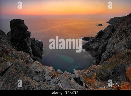 La côte rocheuse de Capo Falcone au coucher du soleil. Capo Falcone est un promontoire rocheux à l'extrémité nord-ouest de la Sardaigne, Italie, juste en face de l'île Banque D'Images