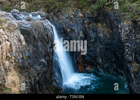 Cascade au conte de piscines sur la rivière cassante, île de Skye, région des Highlands, Ecosse, Royaume-Uni Banque D'Images