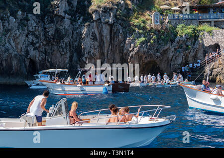 Les touristes attendent d'entrer dans la grotte bleue sur l'île de Capri, italie Banque D'Images