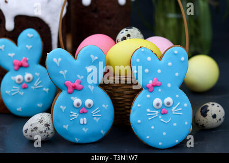 Lapin de Pâques sugar cookies, biscuits en forme d'animaux comme un mignon petit lapin bleu Banque D'Images