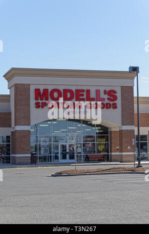 Trenton, NJ - 1 Avril 2019 : Ce Modell's Sporting Goods store est situé à Hamilton à la place de marché. Modell's est une société privée d'articles de sport reta Banque D'Images