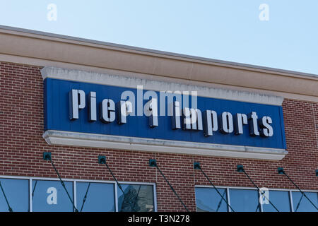 Trenton, NJ - 1 Avril 2019 : Pier 1 Imports à la Hamilton Marketplace strip mall se spécialise dans l'importation d'accessoires de maison et décoration. Banque D'Images