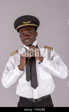 Portrait d'un pilote de ligne lier son uniforme black tie Banque D'Images