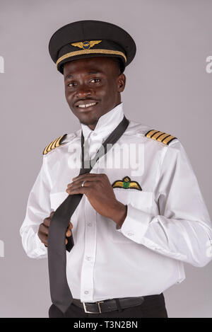 Portrait d'un pilote de ligne lier son uniforme black tie Banque D'Images