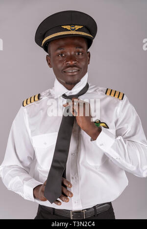 Portrait d'un pilote de ligne lier son uniforme black tie Banque D'Images