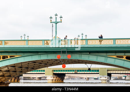 Les touristes de prendre des photos sur Southwark Bridge, Bankside, Londres, UK Banque D'Images