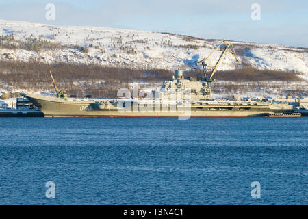 Mourmansk, RUSSIE - février 21, 2019 : Le porte-avions lourds 'Admiral Kuznetsov" stationné dans la baie de Kola Banque D'Images