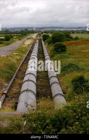 Les pipelines des eaux usées Déchets pompage dans l'estuaire de la Severn Severn près du pont. Le sud du Pays de Galles. 10/07/2006 Banque D'Images