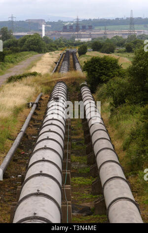 Les pipelines des eaux usées Déchets pompage dans l'estuaire de la Severn Severn près du pont. Le sud du Pays de Galles. 10/07/2006 Banque D'Images