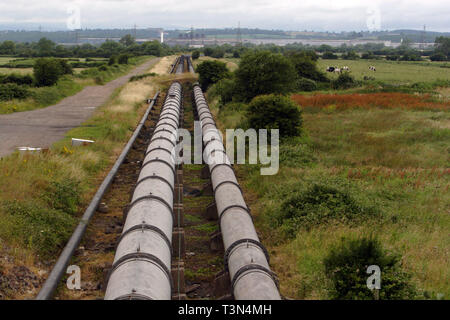 Les pipelines des eaux usées Déchets pompage dans l'estuaire de la Severn Severn près du pont. Le sud du Pays de Galles. 10/07/2006 Banque D'Images