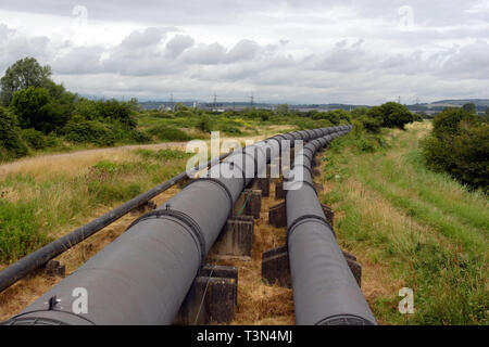 Les pipelines des eaux usées Déchets pompage dans l'estuaire de la Severn Severn près du pont. Le sud du Pays de Galles. 10/07/2006 Banque D'Images