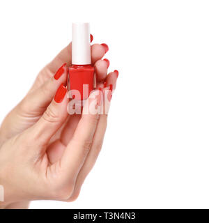 Mains d'une jeune femme à la manucure et vernis à ongles bouteille sur fond blanc Banque D'Images