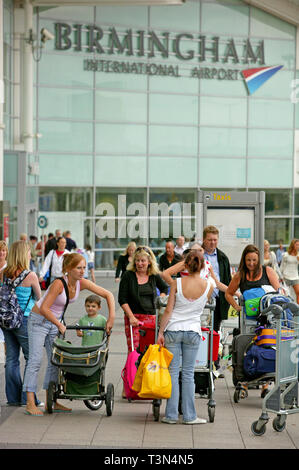 Les touristes arrivant à l'Aéroport International de Birmingham. 10/08/2006 Banque D'Images