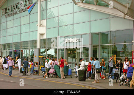 Les touristes arrivant à l'Aéroport International de Birmingham. 10/08/2006 Banque D'Images