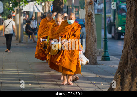 BANGKOK, THAÏLANDE - 27 décembre 2018 : les moines Bouddhistes sur une rue de la ville Banque D'Images