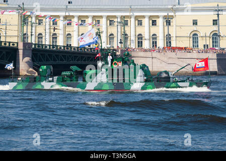 SAINT-Pétersbourg, Russie - le 29 juillet 2018 : l'Artillerie voile numéro 017 du projet 1204 close-up. Fragment d'une parade navale en l'honneur de la Journée de l'e Banque D'Images