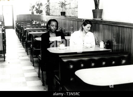 Marianne Jean-Baptiste et Brenda Blethyn dans le film Secrets et Mensonges, 1996 Banque D'Images