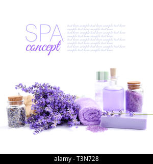 Composition Spa avec des fleurs de lavande, savon, sel et une bouteille d'huile essentielle sur fond blanc Banque D'Images