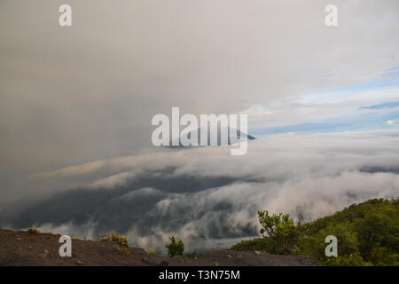 Vue sur Volcan Merapi Merbabu à partir de l'Indonésie, Banque D'Images