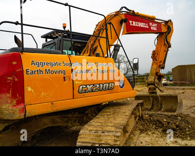 Une CASE CX210B excavatrice JCB à un emploi dans une ferme Banque D'Images